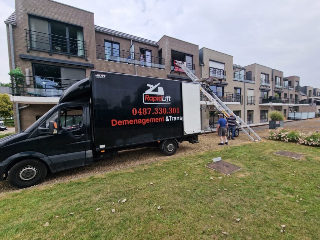 Rapid-lift-déménagement-Liège Camion de déménagement Rapidlift avec lift déployé lors d'un déménagement en appartement à Liège