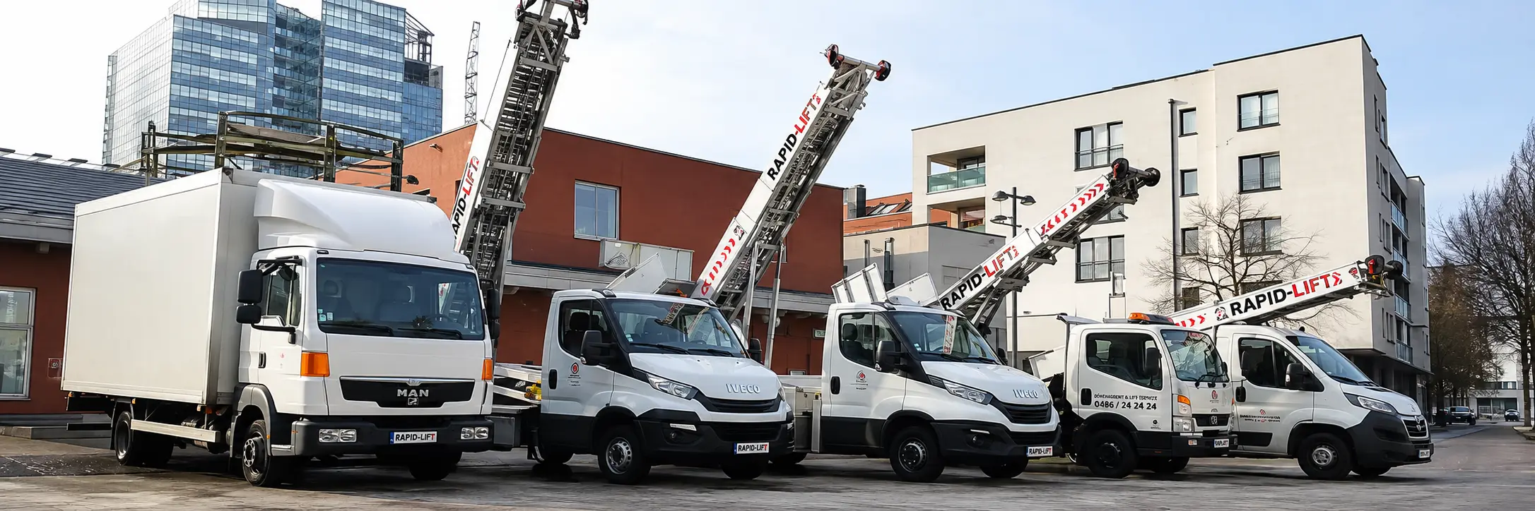 rapidlift-flotte-camions-monte-meuble-lift Flotte de camions monte-meuble et de véhicules Rapidlift alignés