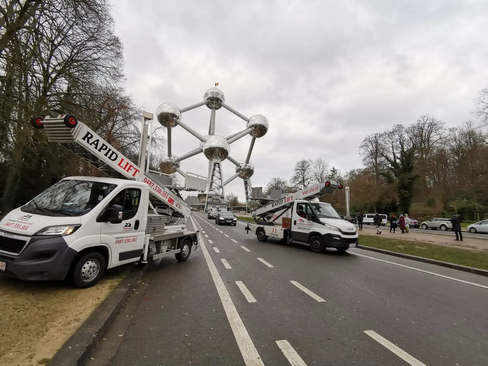 rapidlift-flotte-lift-atomium-bruxelles Camions monte-meuble Rapidlift devant l'Atomium à Bruxelles